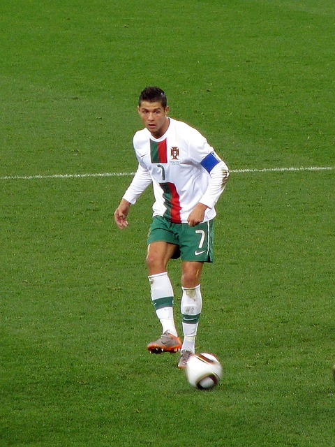 مقال بالانجليزية مترجم للعربية عن اللاعب كرستيانو رونالدو Cristiano Ronaldo