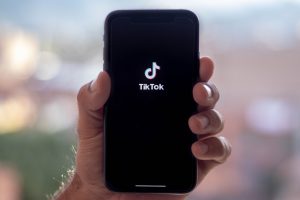 كيف تصبح مؤثراً ناجحاً على تيك توك (إنفلونسر) وتحقق أرباحاً حقيقية؟